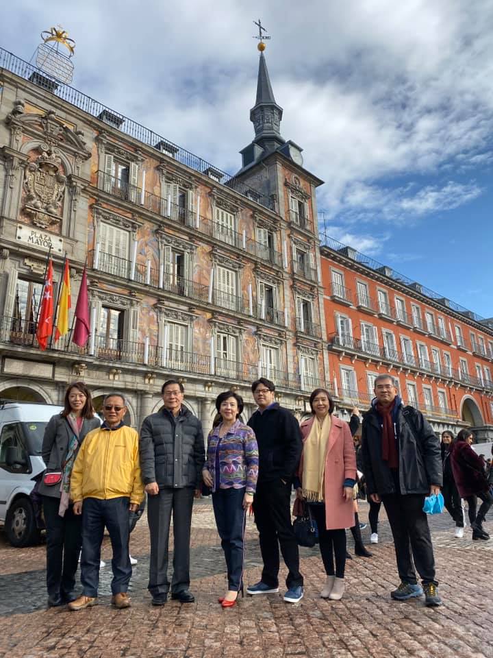 早上9:30從西班牙中部馬德里（Madrid)的飯店搭車出發，經馬德里市中心大廣場（Plaza Mayor)，再經唐吉軻德小鎮（Consuegra)，下午5:30到達南部的格拉納達（Granada)，夜晚去Bar體驗西班牙小吃文化（Tapas)，明早訪問格拉納達大學。